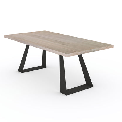 Moderner Esstisch aus Eiche, grau geölt, mit trapezförmigen Stahl-Fuß von Wildwuchs-Möbel, geradliniges Design.