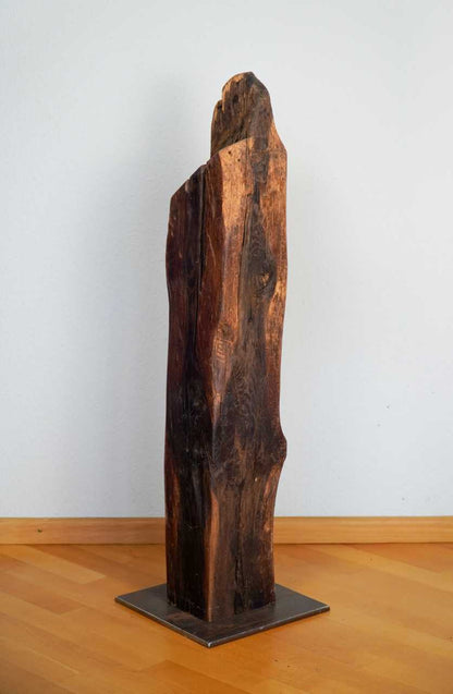 Altholz-Skulptur „Nordlicht“ – Massiver Eichenbalken auf Stahlfuß