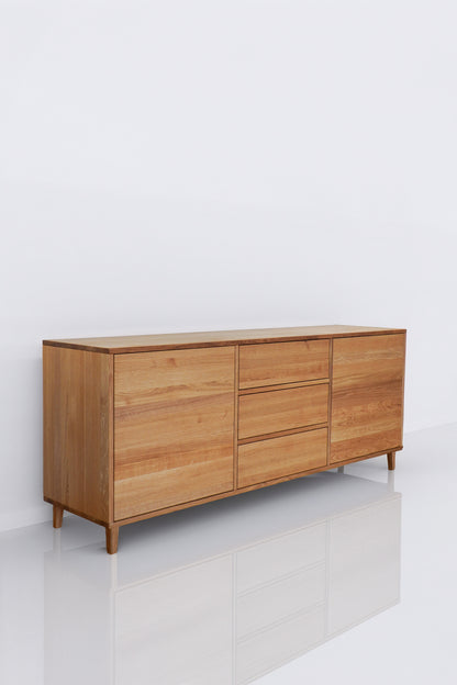 Helles Eiche Sideboard von Wildwuchs-Möbel, 180cm lang, naturgeölt, mit Schubladen und Schranktüren, modernes Design