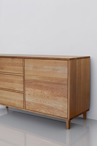Eichen-Sideboard von Wildwuchs-Möbel, naturgeölt, 180cm breit, mit Holzmaserung und eleganten Griffen, modern und stilvoll.