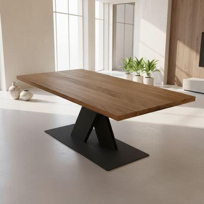 Großer Esstisch aus Eiche, naturölbehandelt, mit robustem Stahl-Fuß im X-Design, Wildwuchs-Möbel.