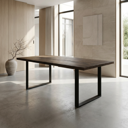 Esstisch aus gewachster Eiche in Schwarz mit U-förmigem Fuß von Wildwuchs-Möbel in modernem Raum.