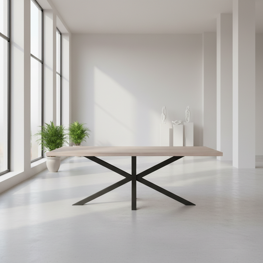 Esstisch aus gewachster Eiche mit modernem Spidergestell von Wildwuchs-Möbel, elegant in einem hellen Raum.