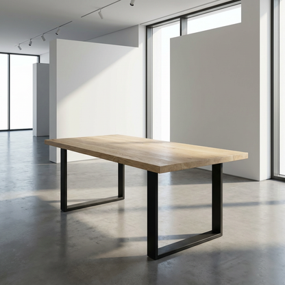 Esstisch aus gewachster Eiche in Weiß mit U-förmigem Fuß von Wildwuchs-Möbel in modernem Interieur.