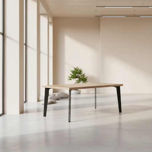 Esstisch aus grauem Eichenholz mit hohlem Stahlbein von Wildwuchs-Möbel in modernem Design.