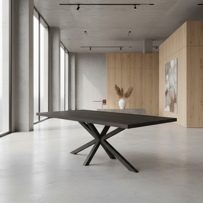 Rustikaler Esstisch aus Eiche von Wildwuchs-Möbel mit schwarzer Ölung und Spidergestell-Fuß, modernes Design, natürliche Holzmaserung.