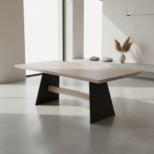 Esstisch von Wildwuchs-Möbel aus gewachster Eiche mit stabilen Querträgern aus massivem Stahl und Holz in modernem Design.