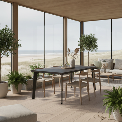 Esstisch aus Eiche in Schwarz mit hohlem Stahlbein von Wildwuchs-Möbel, elegant und modern im Design.