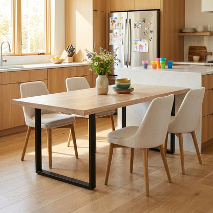 Weißer gewachster Esstisch aus Eiche mit U-förmigem Fuß von Wildwuchs-Möbel, modernes Design und natürliche Holzmaserung.