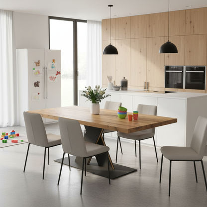 Moderner Esstisch aus Eiche mit brauner Ölung, Stahl-Fuß "Trapez" von Wildwuchs-Möbel, klare Linien und hochwertiges Design