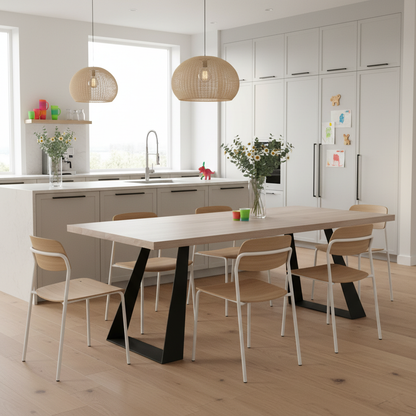 Moderner Esstisch aus Eiche, weiß geölt, mit stabilem Stahl-Fuß im Trapez-Design, von Wildwuchs-Möbel