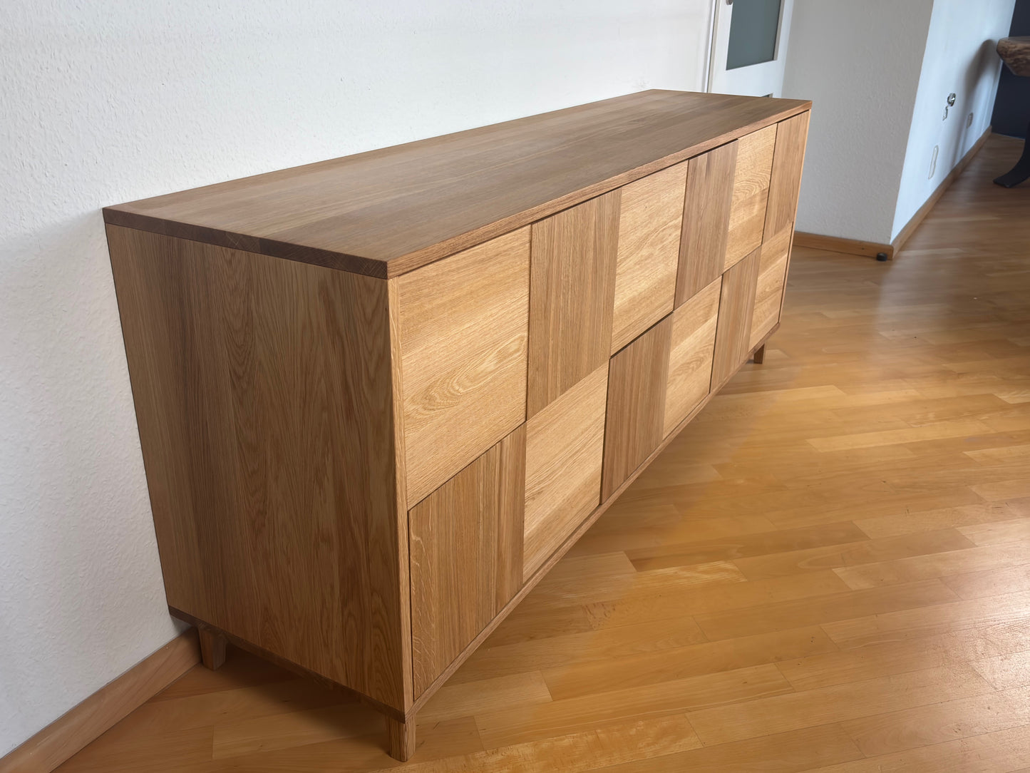 Eichen-Sideboard "Mosaik" von Wildwuchs-Möbel, naturgeölt, 180 cm breit, modernes Design mit Holzmaserung.