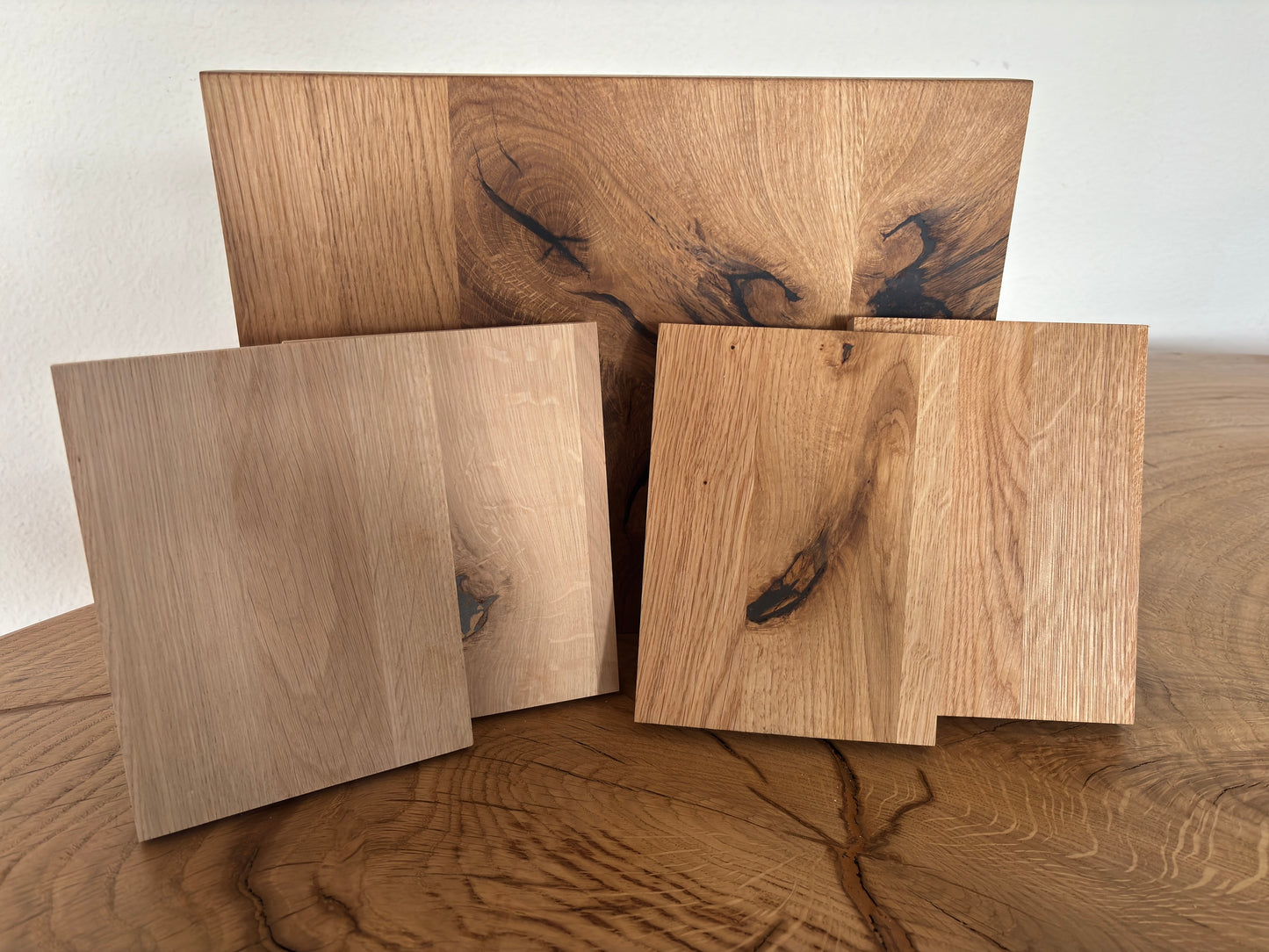 Holzmuster Farbenset von Wildwuchs-Möbel, verschiedene Holzarten und Holzstrukturen, Nahaufnahme der Holzoberflächen.