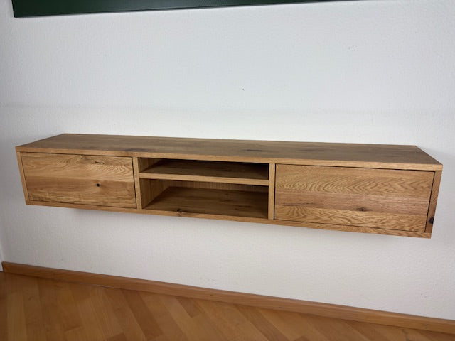 Rustikales Eiche Lowboard von Wildwuchs-Möbel, 150 cm breit, mit natürlicher Holzmaserung und stilvollem Design.
