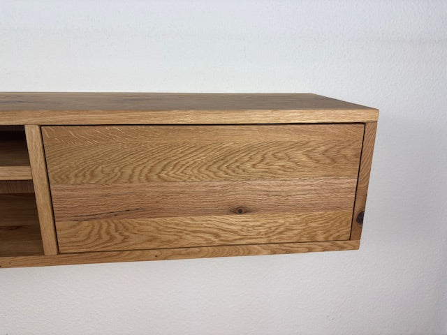 Rustikales Eiche Lowboard von Wildwuchs-Möbel, 150 cm breit, mit Holzmaserung und stilvollem Design, sichtbare Details der Holzoberfläche