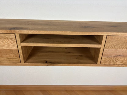 Rustikales Eiche Lowboard von Wildwuchs-Möbel, 150 cm breit, mit klaren Linien und natürlicher Holzmaserung.