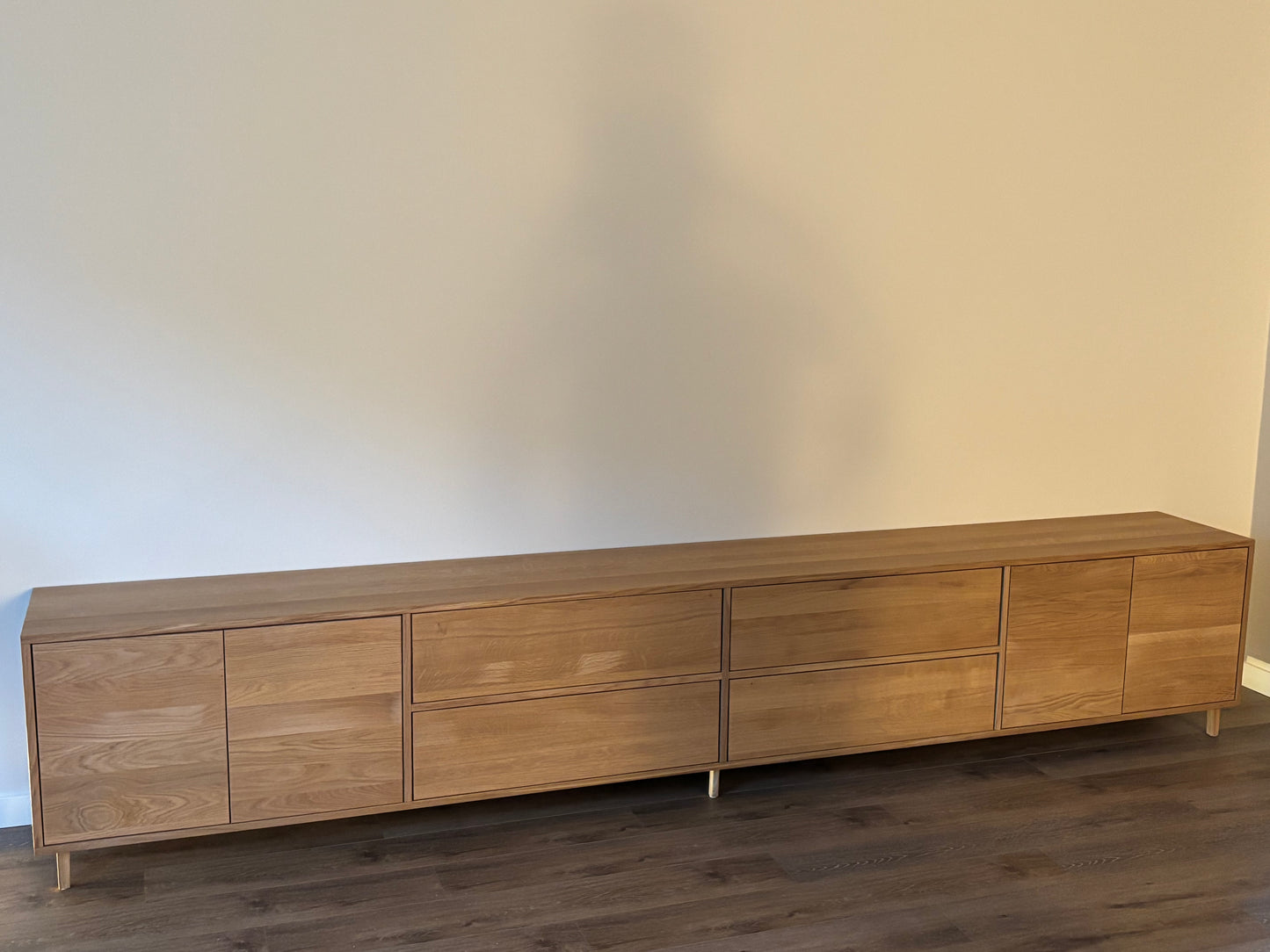 Helles Eichen-Sideboard von Wildwuchs-Möbel, naturgeölt, 340 cm lang, mit klaren Linien und viel Stauraum.