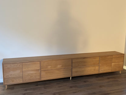 Helles Eichen-Sideboard von Wildwuchs-Möbel, naturgeölt, 340 cm lang, mit klaren Linien und viel Stauraum.