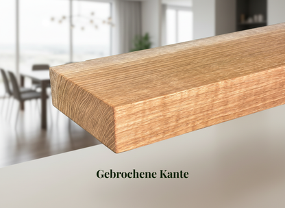 Esstisch aus Eiche mit naturgeölter Oberfläche und U-förmigem Fuß, zeigt gebrochene Kante für einzigartiges Design.