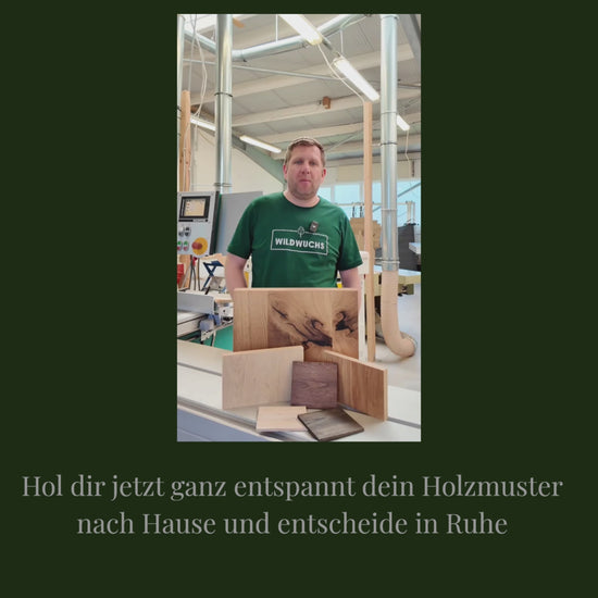 Vom rohen Brett zum Handmuster: Dieses Video zeigt den Entstehungsprozess unserer Eichenholz-Muster in unserer Werkstatt. Erleben Sie, wie wir die Oberflächen schleifen und ölen, damit Sie die natürliche Struktur unserer Premium-Eiche vor dem Möbelkauf hautnah fühlen können.