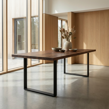 Braun gewachster Esstisch aus Eiche mit U-förmigem Fuß von Wildwuchs-Möbel in modernem Raum.