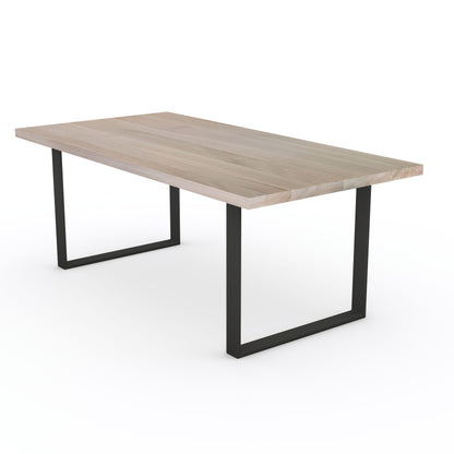 Esstisch aus Eiche mit grauer Öloberfläche und U-förmigem Metallfuß, hochwertiges Design von Wildwuchs-Möbel.