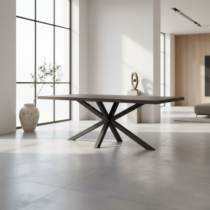 Esstisch aus Eiche von Wildwuchs-Möbel, schwarz geölt mit Fuß im Spidergestell-Design, 180 cm x 80 cm.