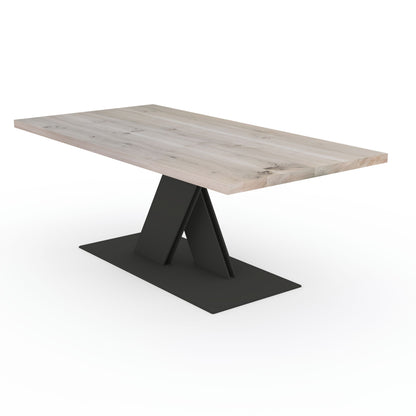 Rustikaler Esstisch aus Eiche mit grauer Ölung, massivem Stahl-Fuß im Flachen X-Design, von Wildwuchs-Möbel.