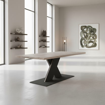 Rustikaler Esstisch aus geölter Eiche mit grauer Oberfläche, massiver Stahl-Fuß im flachen X-Design, von Wildwuchs-Möbel.
