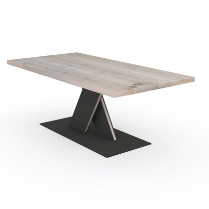 Rustikaler Esstisch aus geölter Eiche, grau, mit stabilem Stahl-Fuß im X-Design, von Wildwuchs-Möbel.