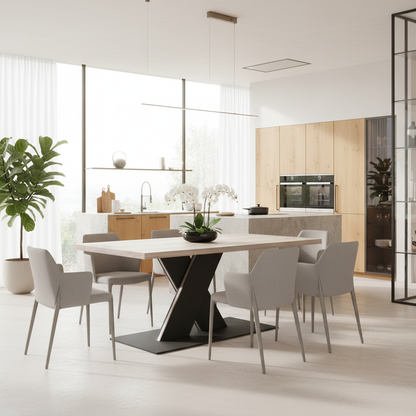 Rustikaler Esstisch aus geölter Eiche mit weißem Finish, massiver Stahlfuß im flachen X-Design, langlebiges Holz.