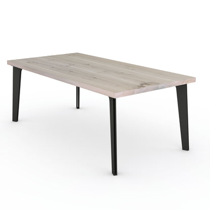 Rustikaler Esstisch aus geölter Eiche mit weißem Finish und hohlem Stahlbein, robustes Design von Wildwuchs-Möbel.