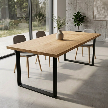 Heller Esstisch aus Eiche mit naturöl Finish und U-förmigem Stahlfuß von Wildwuchs-Möbel, Ansicht von der Seite.