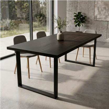 Massiver Esstisch aus Eiche in Schwarz geölt von Wildwuchs-Möbel mit U-förmigem Fuß, elegantes und robustes Design