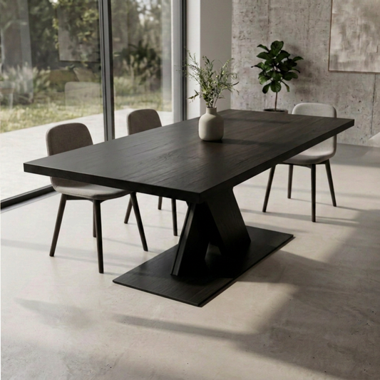 Massiver Esstisch aus Eiche mit schwarzer Öloberfläche, Holz und Stahl-Fuß im X-Design, von Wildwuchs-Möbel.