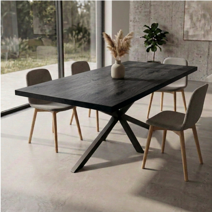 Rustikaler Esstisch aus Eiche mit schwarzer Ölung und Spidergestell von Wildwuchs-Möbel, massives Holz, robustes Design.