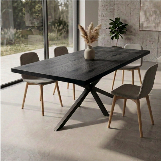 Rustikaler Esstisch aus Eiche mit schwarzer Ölung und Spidergestell von Wildwuchs-Möbel, massives Holz, robustes Design.