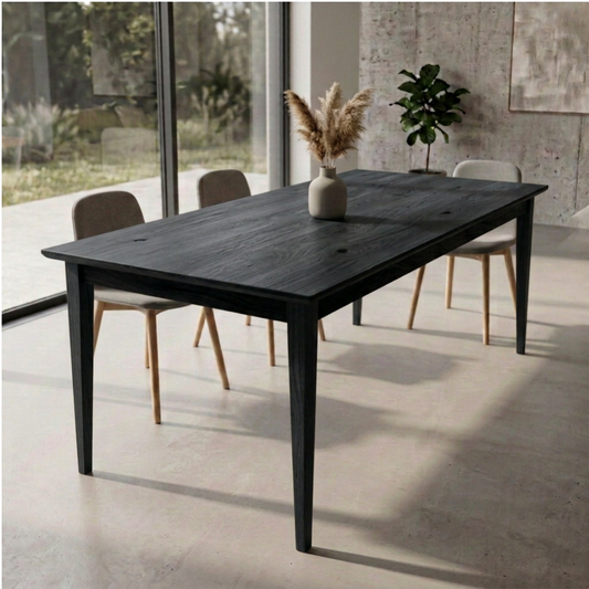 Rustikaler Esstisch aus massiver Eiche in Schwarz geölt mit schlankem Holzfuß, wildwuchs-Möbel, langlebiges Design