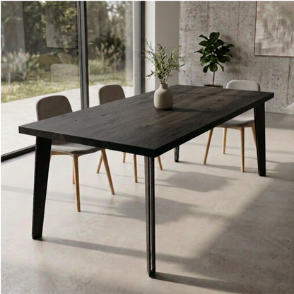 Massiver Esstisch aus Eiche, rustikal schwarz geölt mit schwarzem Stahlhohlbein, von Wildwuchs-Möbel, naturbelassenes Design.