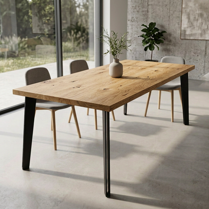 Rustikaler Esstisch aus geölter Eiche mit massiven Stahlhülsenfüßen, naturbelassenes Holz, langlebiges, stilvolles Design.